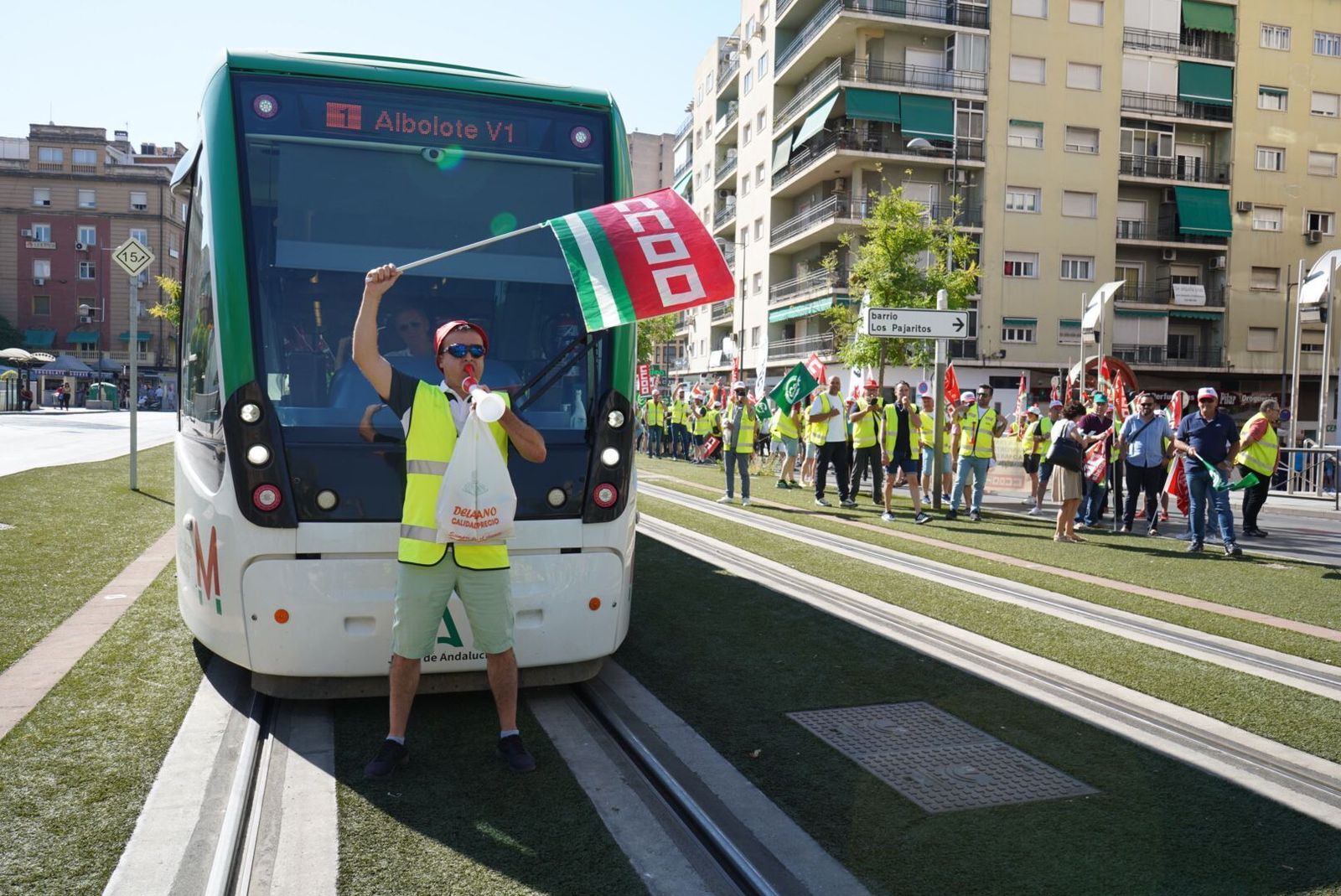 Fotos: así transcurre la manifestación y la huelga de autobuses urbanos de Granada