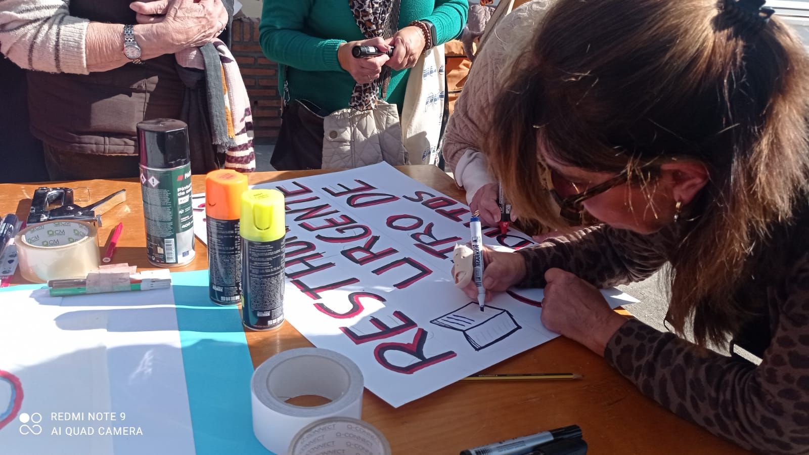 Estudiantes del centro de adultos, preparando las pancartas de las protestas.