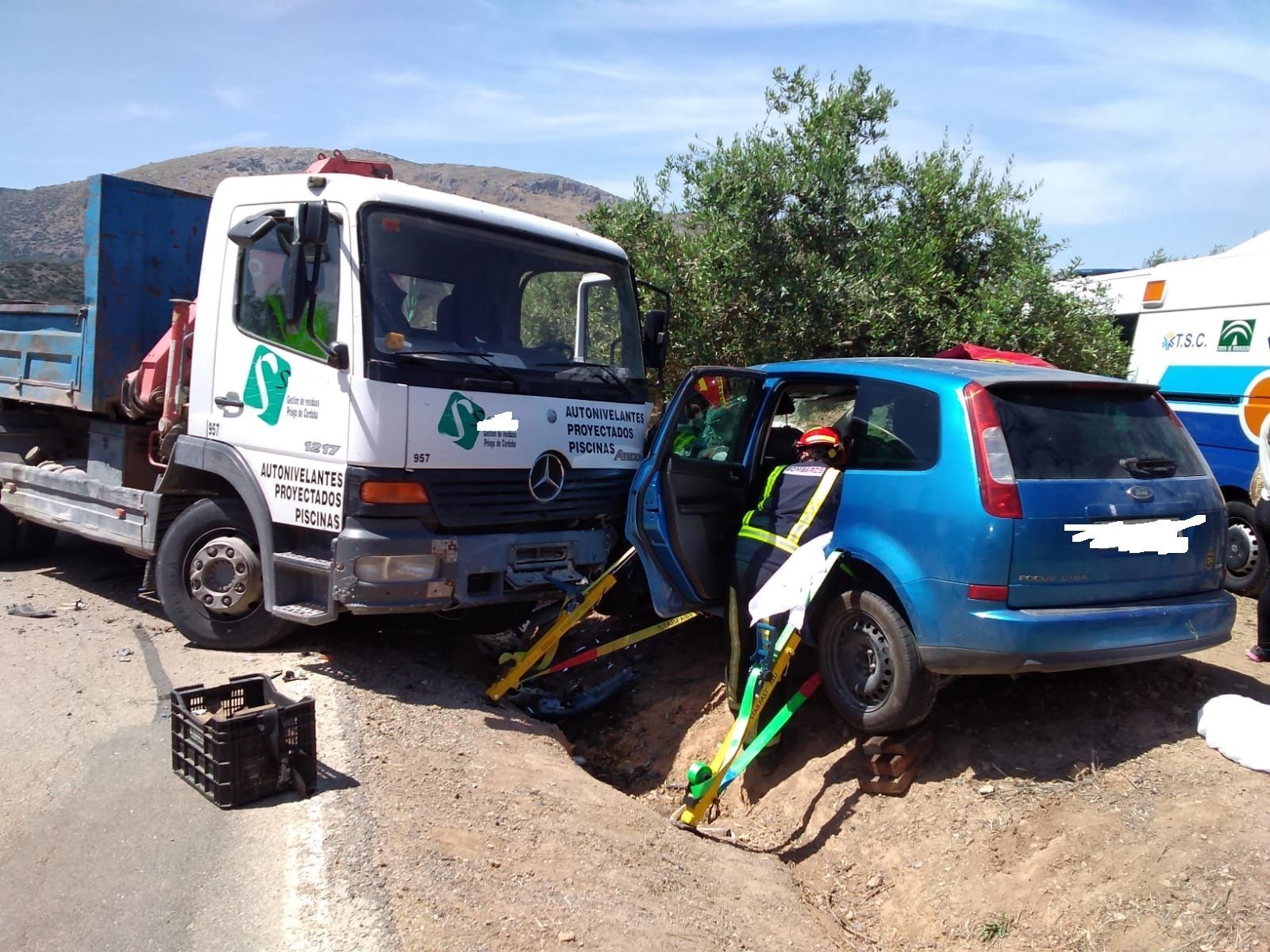 El camión y el coche, tras el accidente en Priego de Córdoba.
