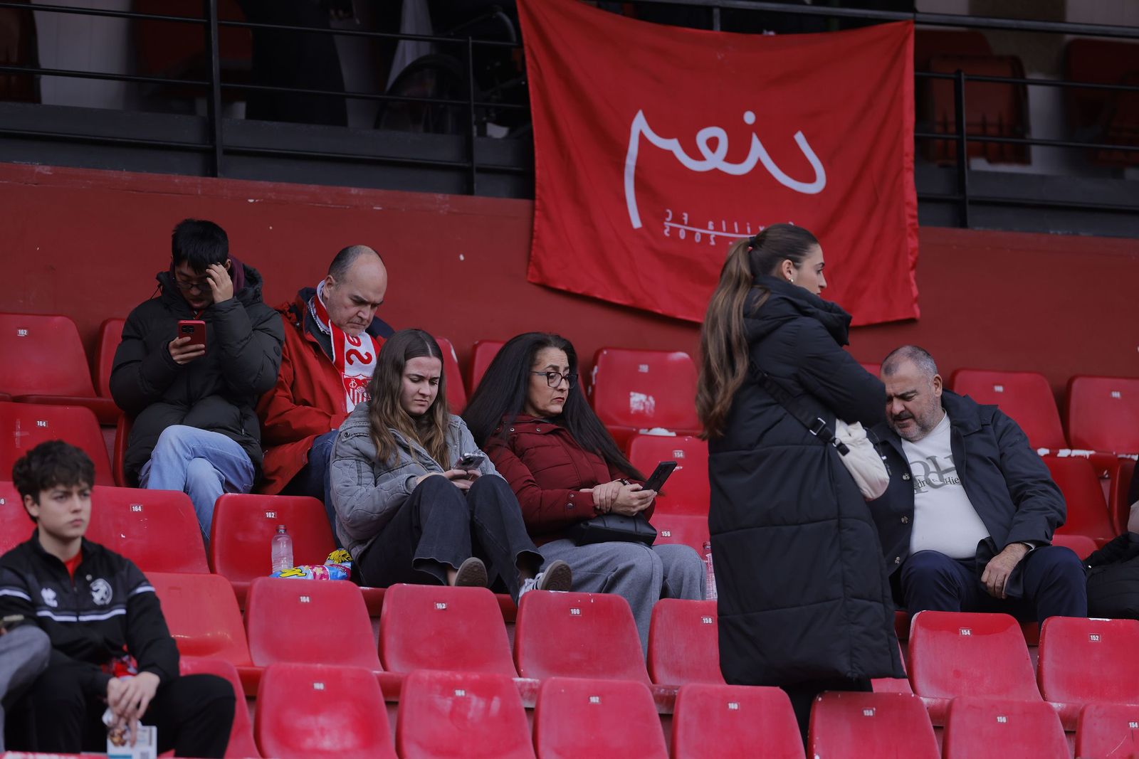 Búscate en las fotos del Sevilla - Girona