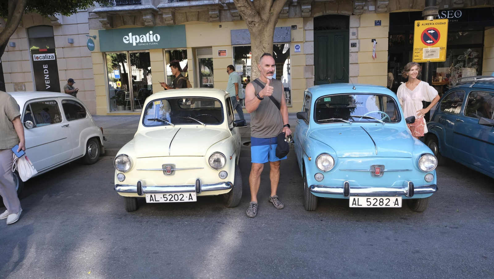 La exposición de Seat 600 y Mini Cooper en la Feria de Almería, en imágenes
