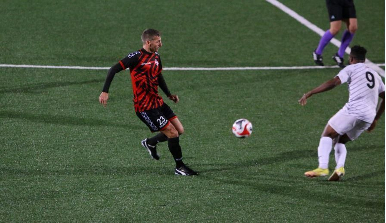 Ismael Chico, con el dorsal 23, en su primer partido con el Mons Calpe Ismael Chico, con el dorsal 23, en su primer partido con el Mons Calpe