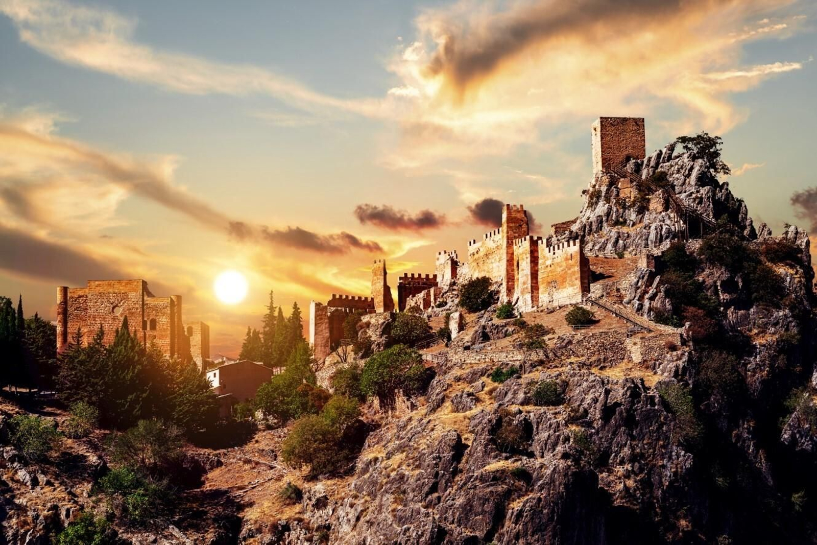 El de La Iruela se sitúa sobre un peñasco y junto al Parque Natural Sierras de Cazorla, Segura y Las Villas.