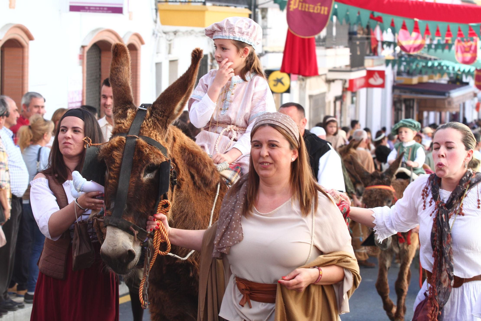 Imágenes del desfile de la XIX Feria Medieval del Descubrimiento, en Palos de la Frontera