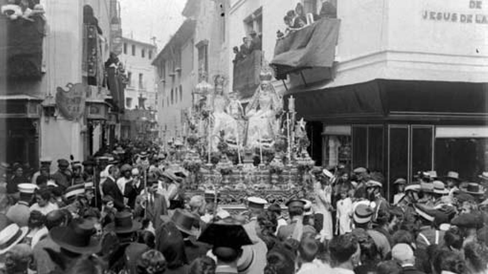Santa Ana de Triana embocando la antigua Plaza del Pan