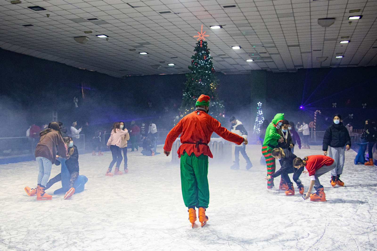 Navidad en Granada: La ilusión se desliza sobre hielo en Juveándalus
