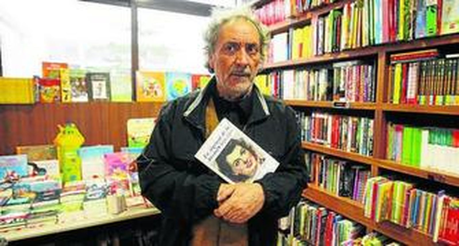 José Chamizo ayer con su libro en la librería Hojas de Bohemia.