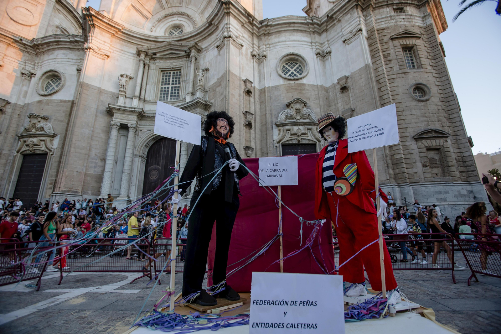 Noche de San Juan en Cádiz: Imágenes de la quema de los juanillos