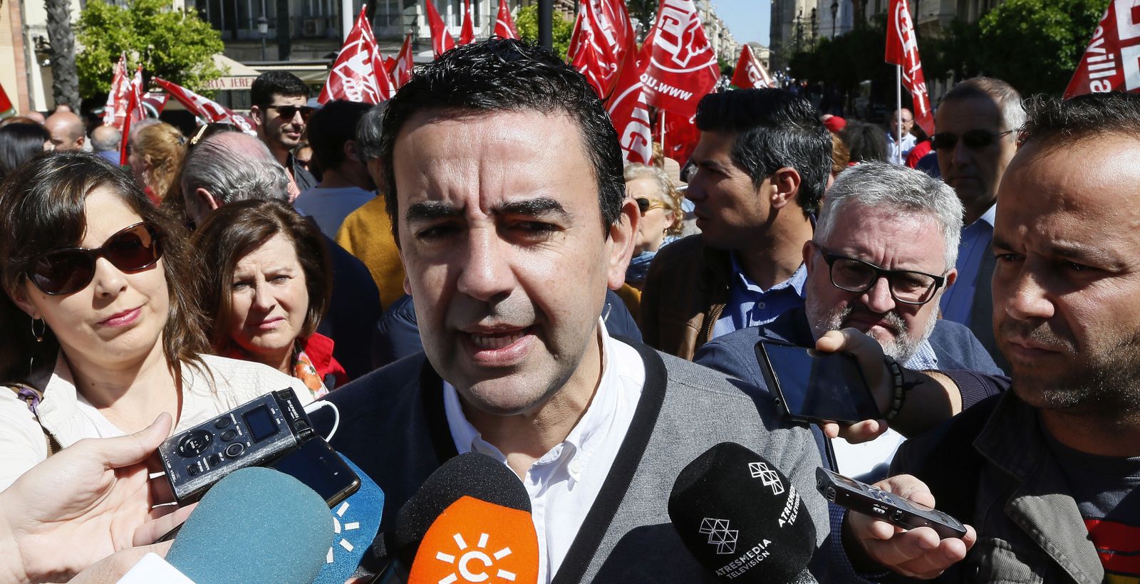 Mario Jiménez, atiende a la prensa.