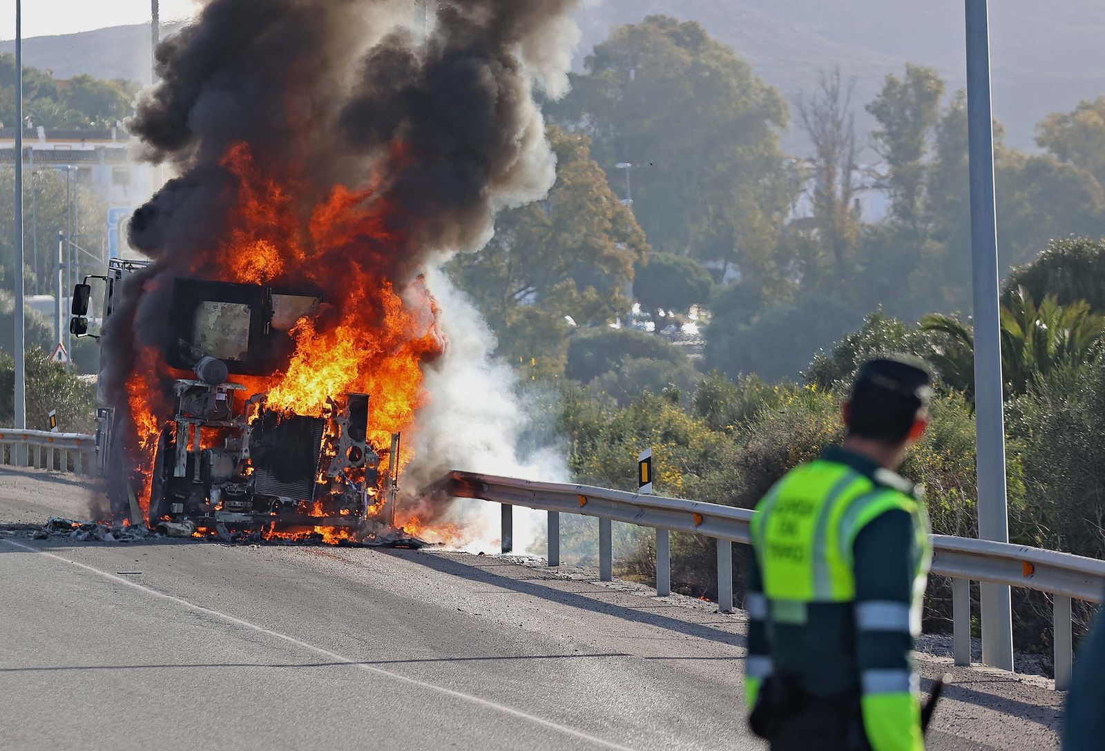 Imágenes del incendio de la grúa que colapsa de nuevo la A7