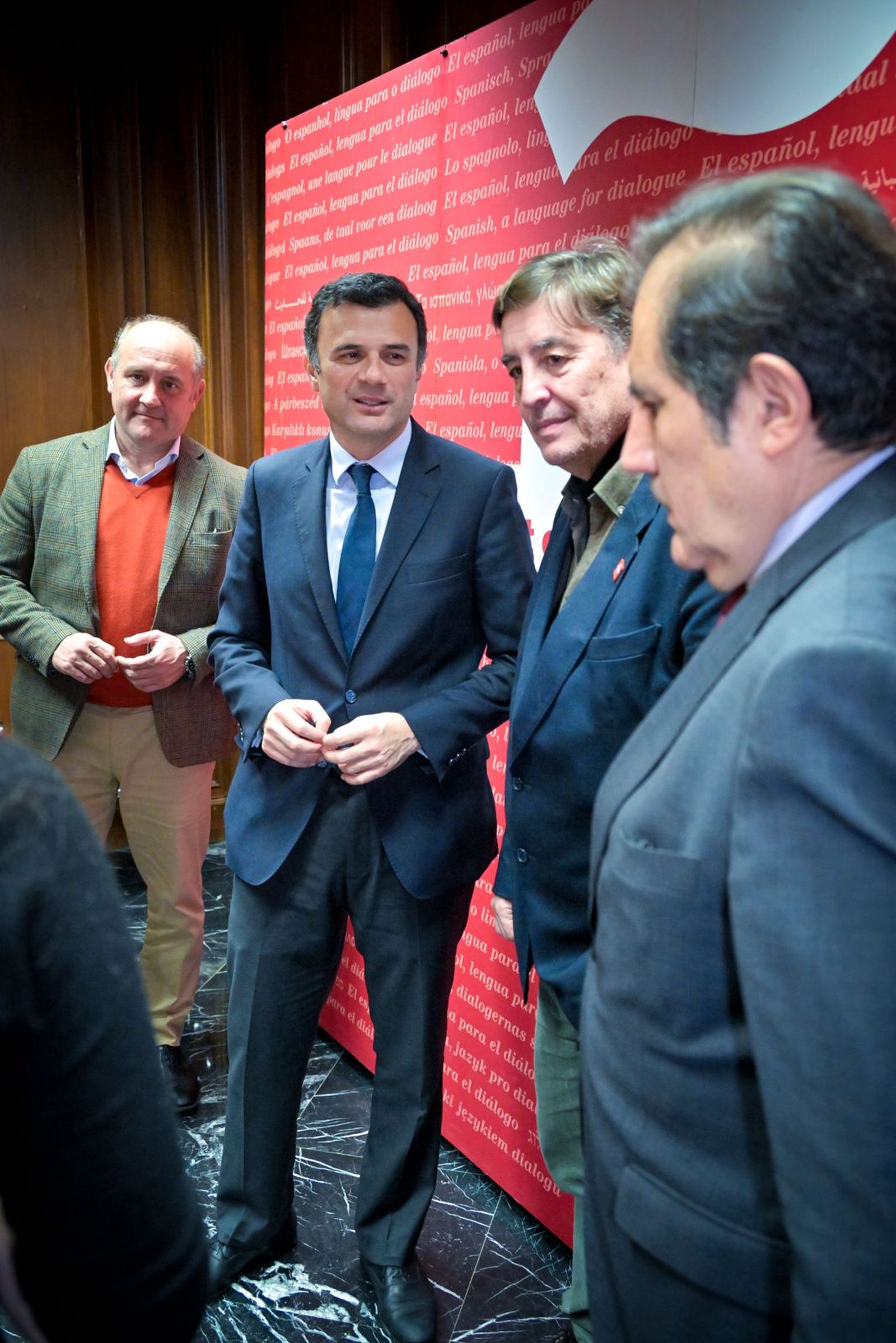 El alcalde de Cádiz, junto al vicepresidente primero de la Diputación (izqda.) y Luis García Montero (dcha.)