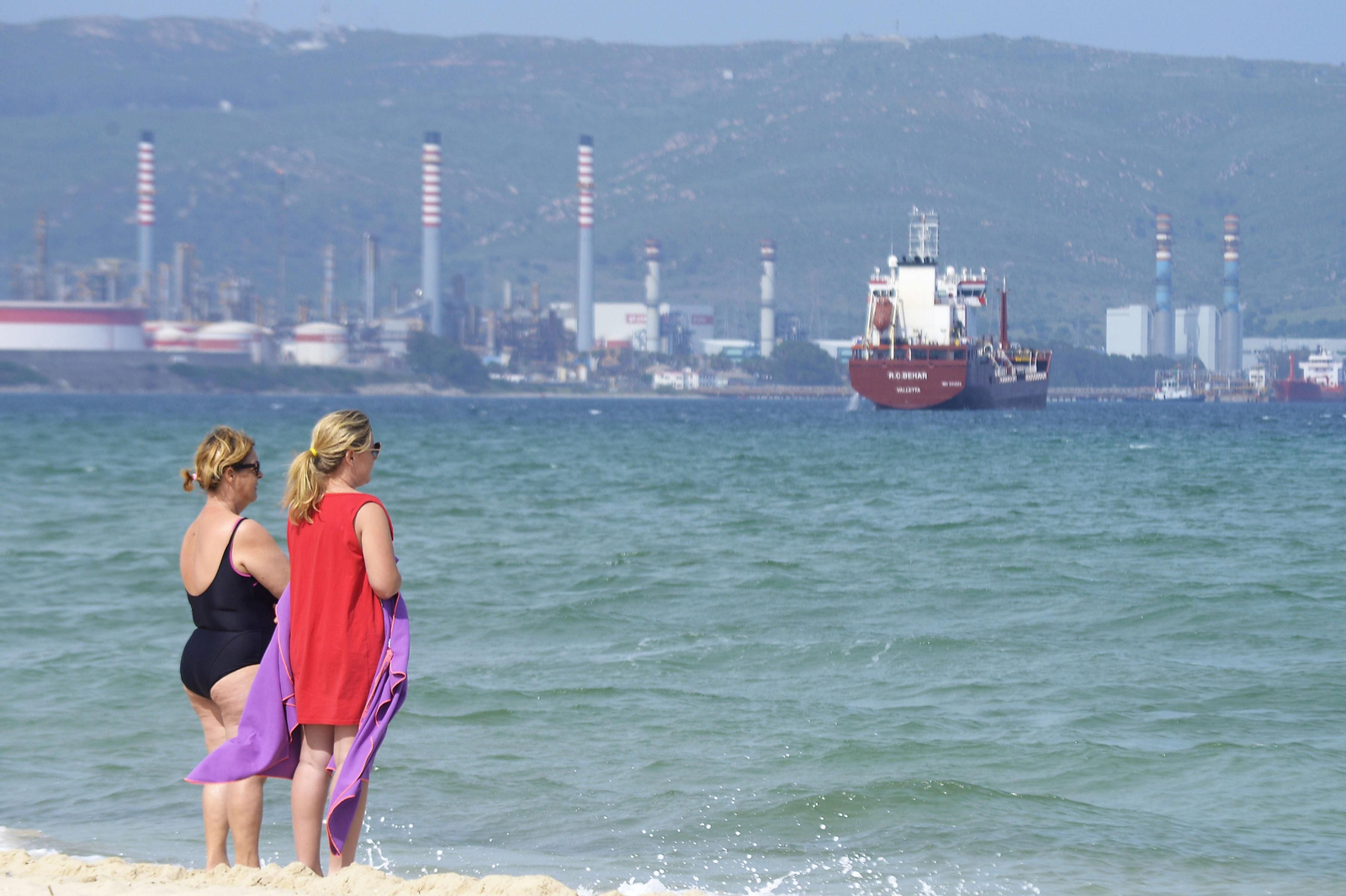 Dos mujeres en la orilla de El Rinconcillo.