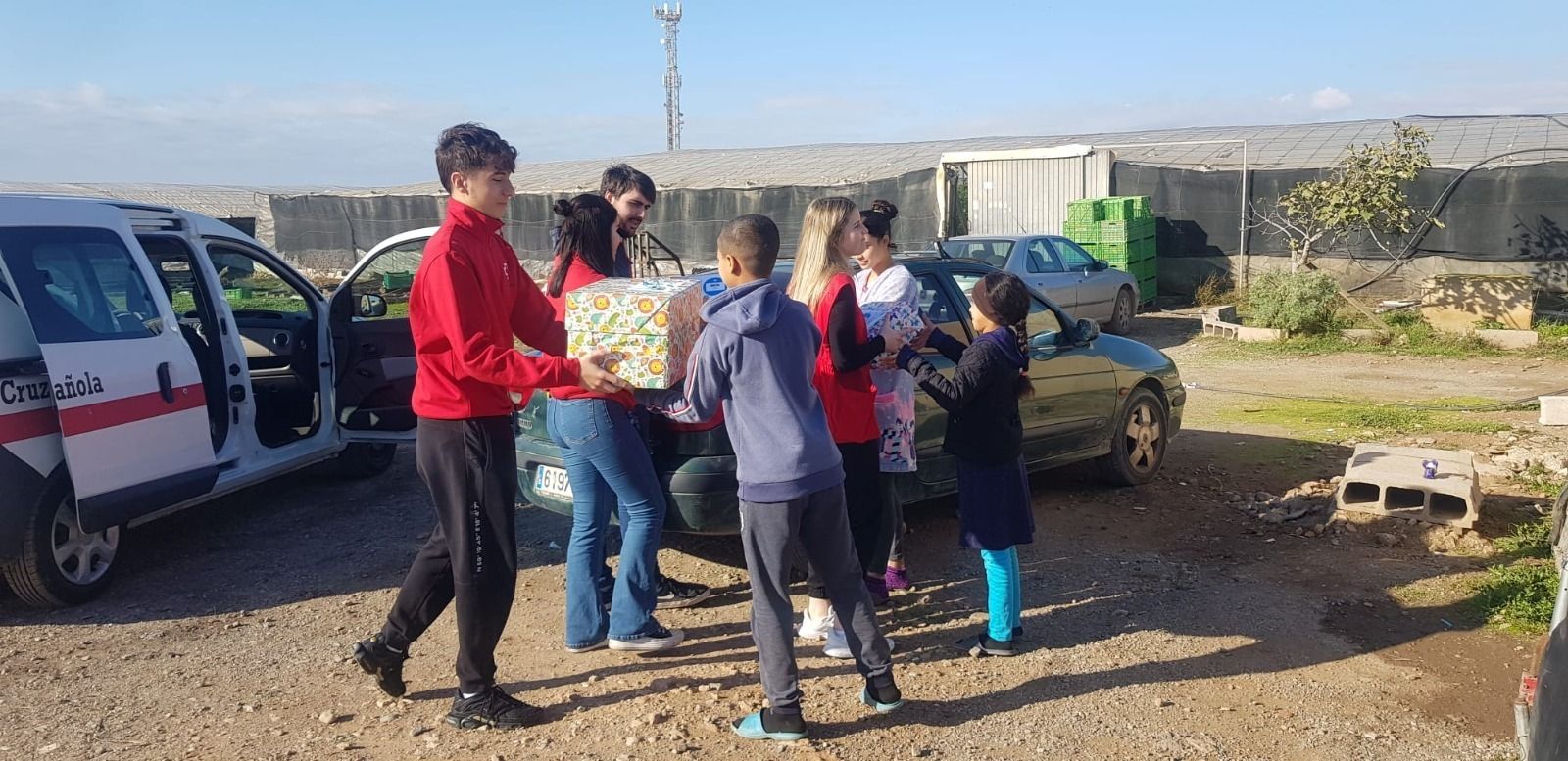 Voluntarios realizan el reparto entre las familias vulnerables de Almería.