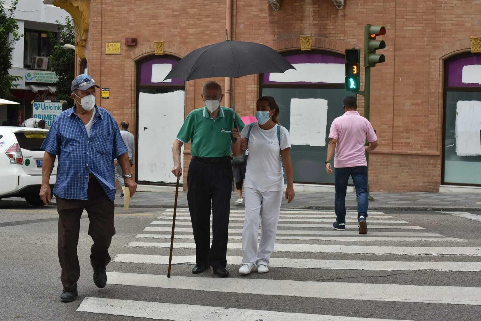 Varias personas por el centro de Algeciras, este miércoles.