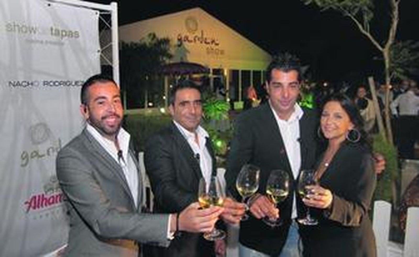 Directivos de Show Garden y Show de Tapas brindan durante la inauguración.