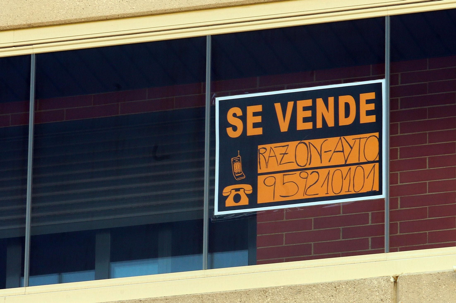 Imágenes de la protesta de los vecinos de Marismas del Polvorín por la construcción de un centro para Proyecto Hombre en vez de la sede de la AAVV Yáñez Pinzón