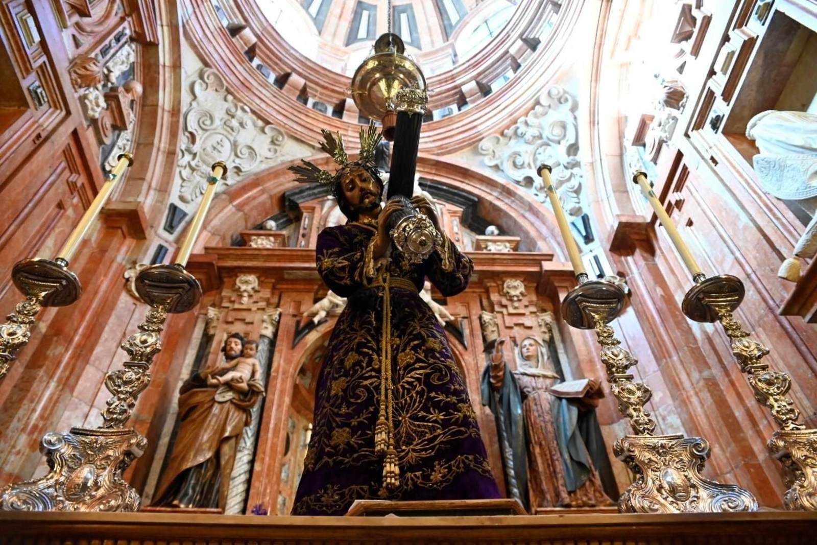 El besapiés del Señor del Calvario en la Mezquita-Catedral de Córdoba, en imágenes