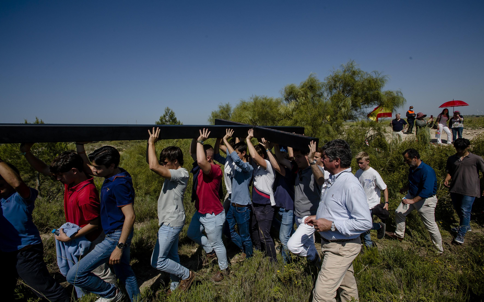 Imágenes del izado de la gran cruz de hierro del Camino de Santiago en la sierra de San Cristóbal