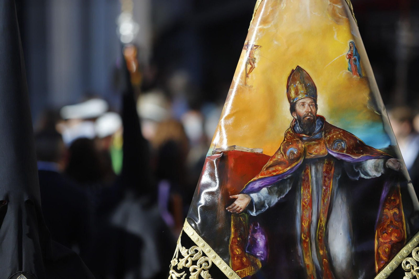 La Hermandad de la Buena Muerte procesiona por las calles de Huelva