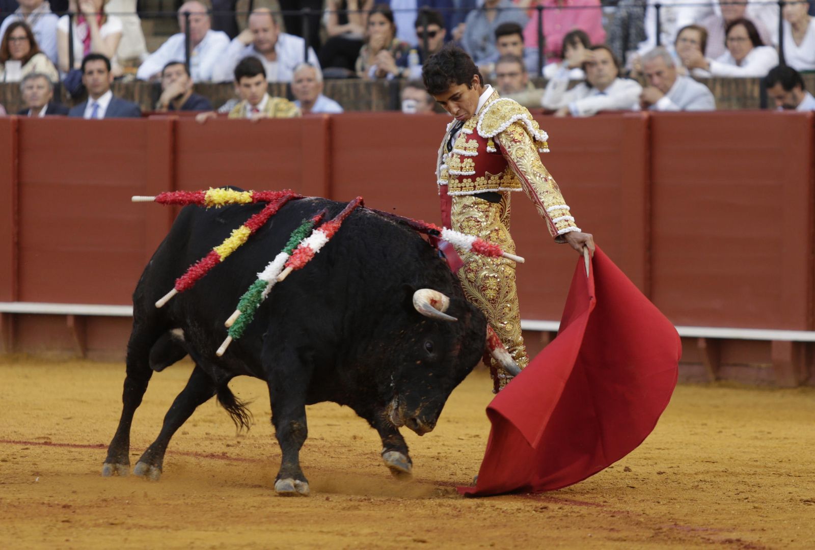 Leo Valadez, en la faena con el quinto novillo.