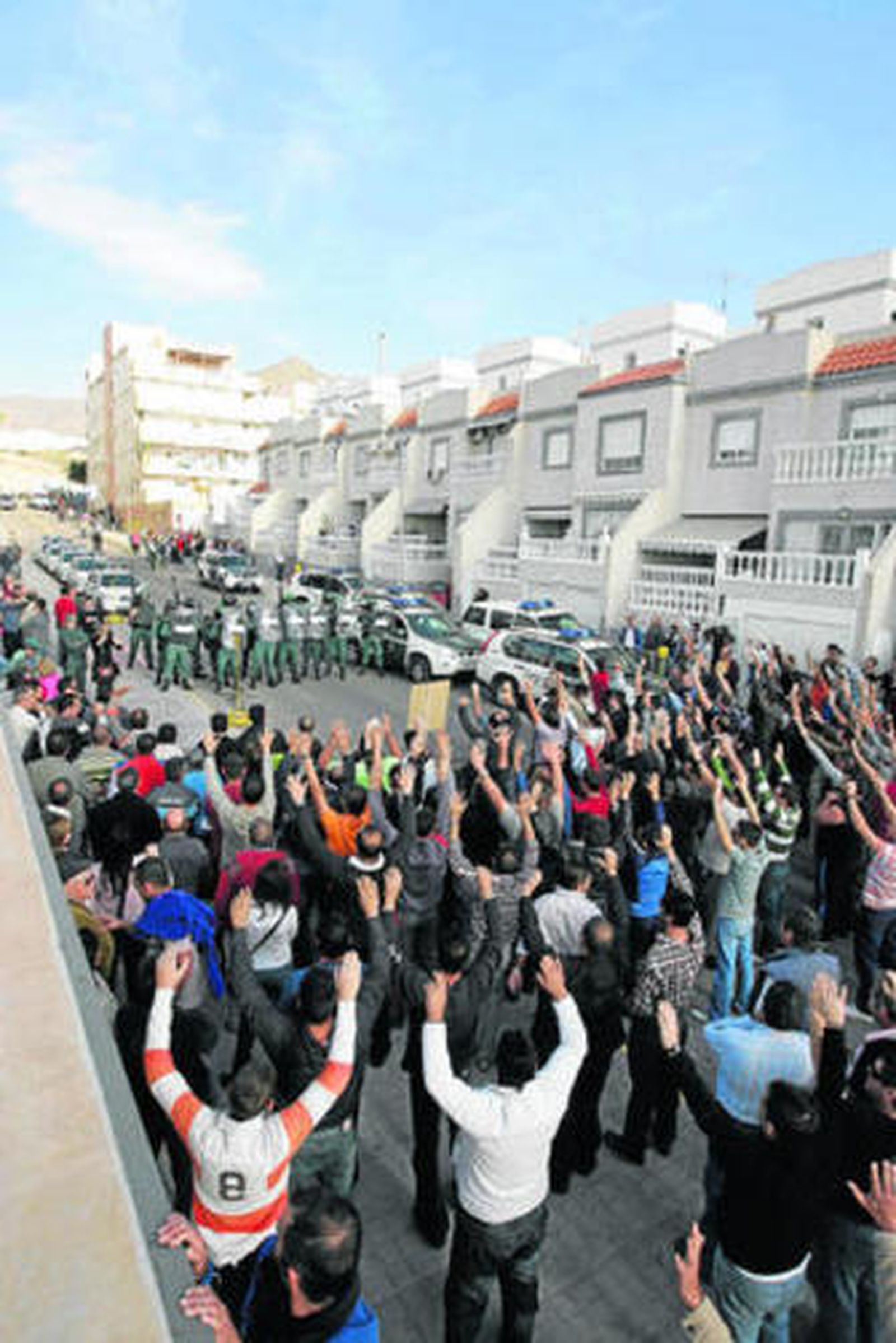 Los manifestantes protestan ante la Guardia Civil.