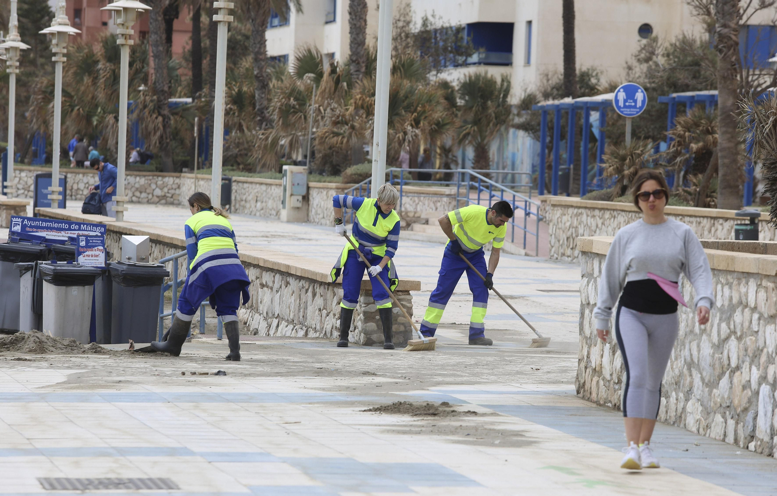 Las fotos de los trabajos en los paseos marítimos y chiringuitos de Málaga para paliar los efectos del temporal