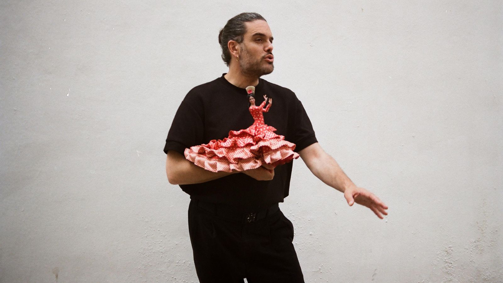 Leandro Cano junto a la muñeca de flamenca.