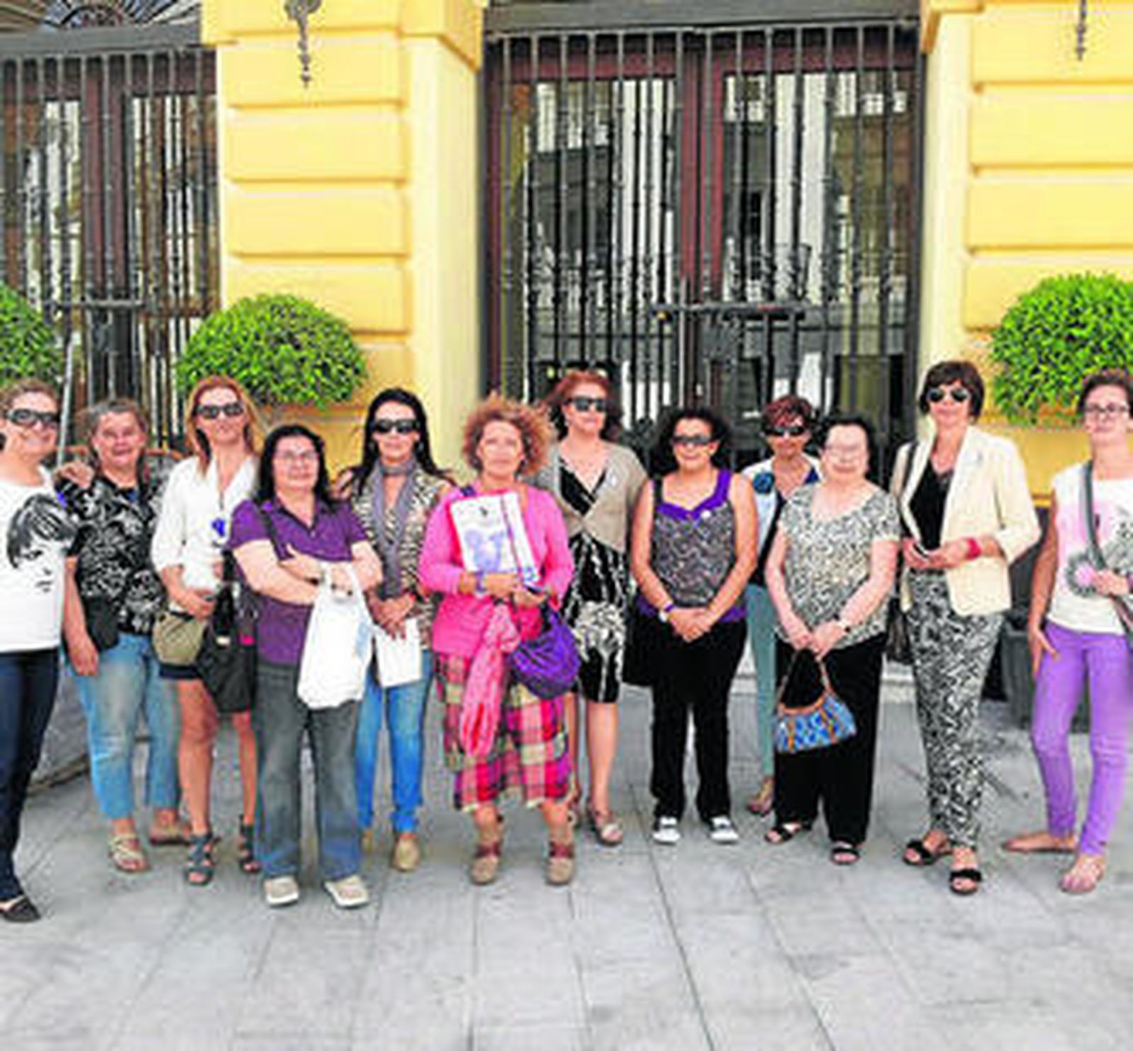 Representantes de las asociaciones, ayer frente al Ayuntamiento.