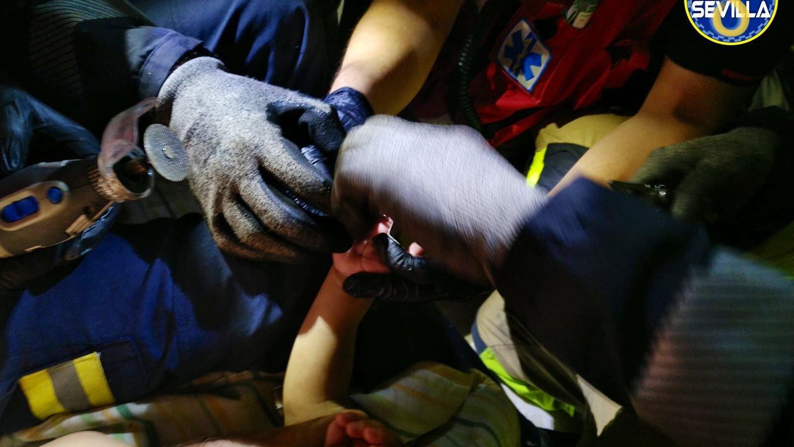 Los bomberos actuando con el pequeño.