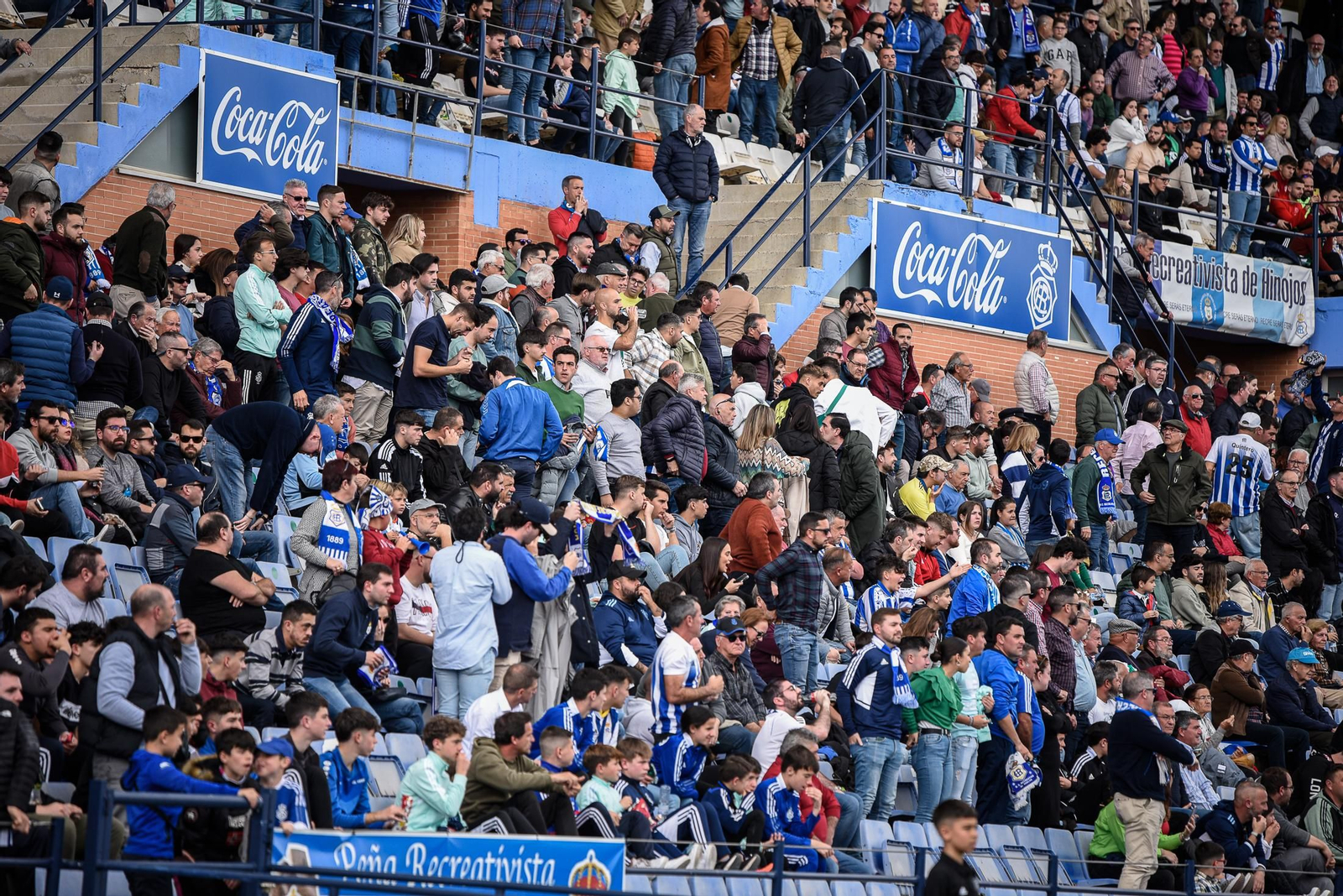 Imágenes de la afición en el Colombino en el Recreativo - Antequera