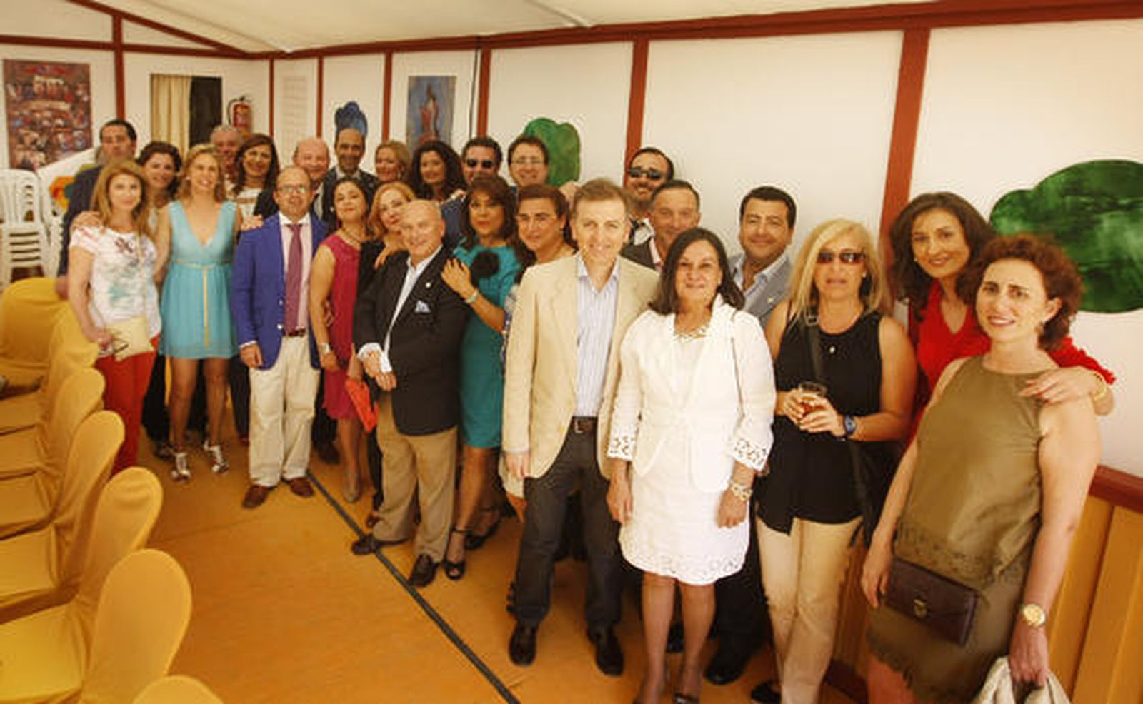 Entre amigos. Los socios de la caseta ‘Siete días en la gloria’ aprovecharon la jornada del lunes para su tradicional almuerzo de Feria.

Foto: Pascual