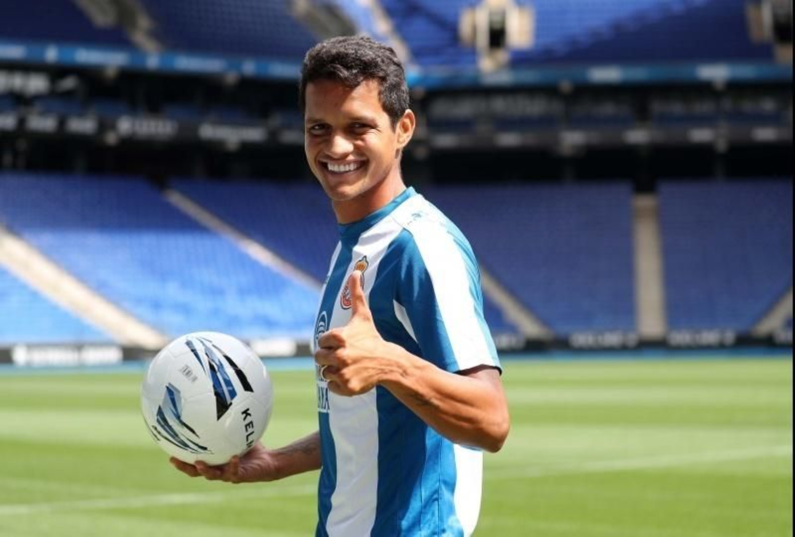 Roberto Rosales posa vestido del Espanyol en Cornellà-El Prat.