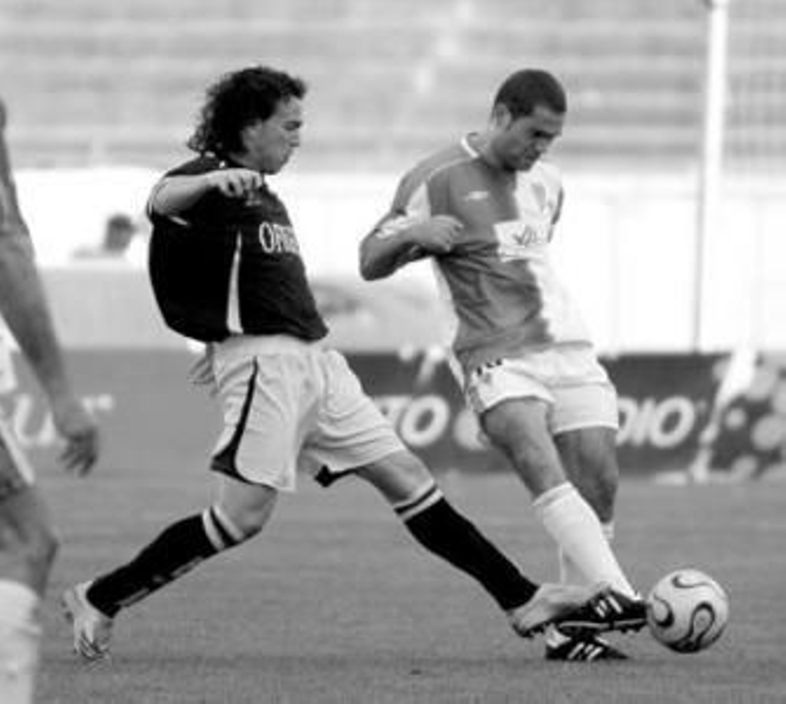 Ortiz presiona a Navarro en el Córdoba-Villanovense de 2007.