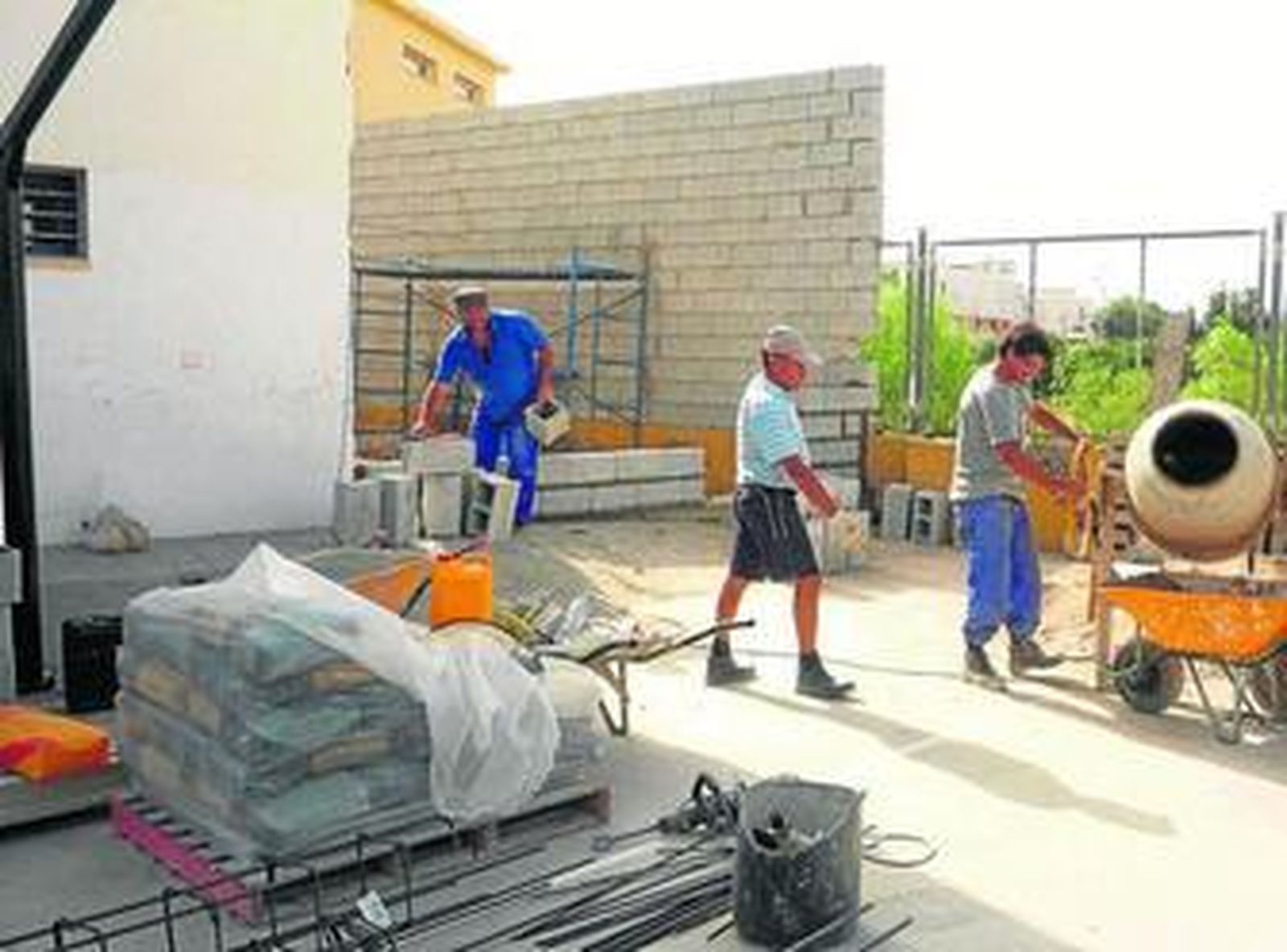 Operarios trabajan en la construcción de aseos para el CEIP José Díaz Díaz.