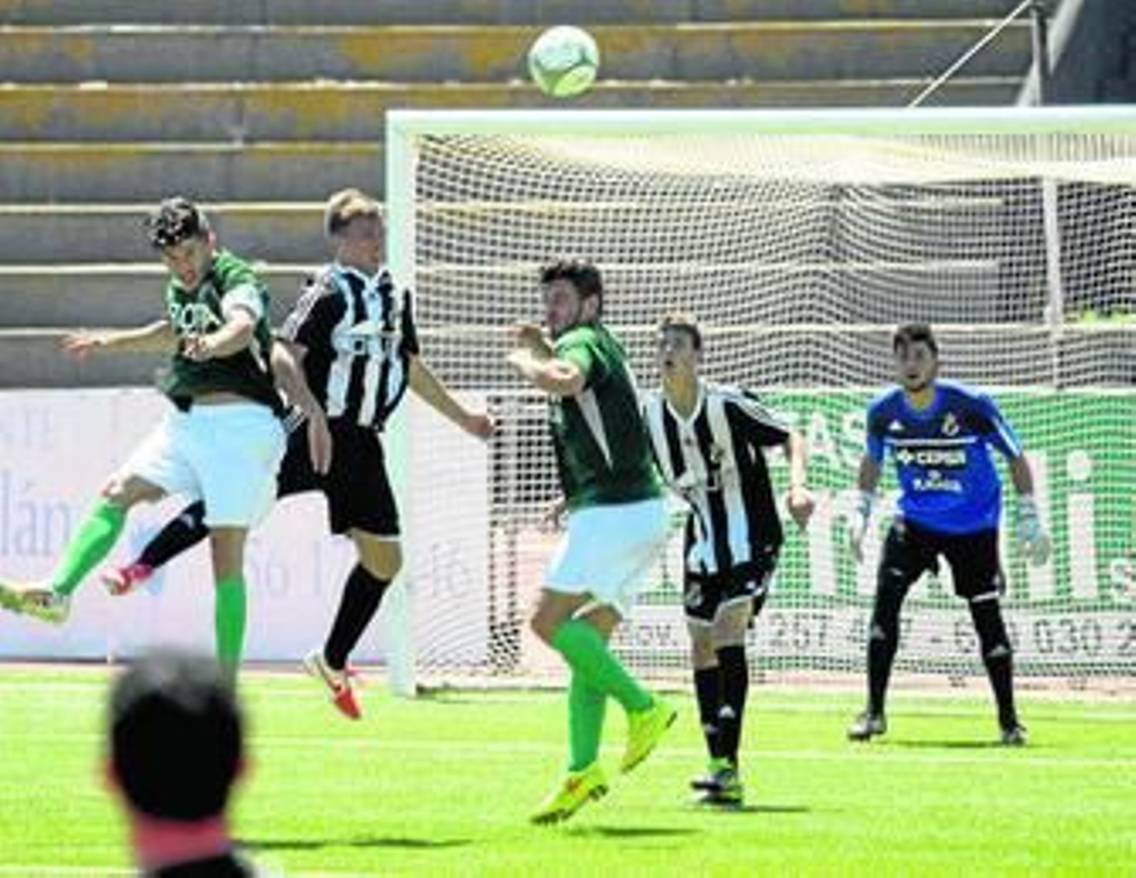 Un lance del duelo en el Municipal entre el filial albinegro y el CD Rota.