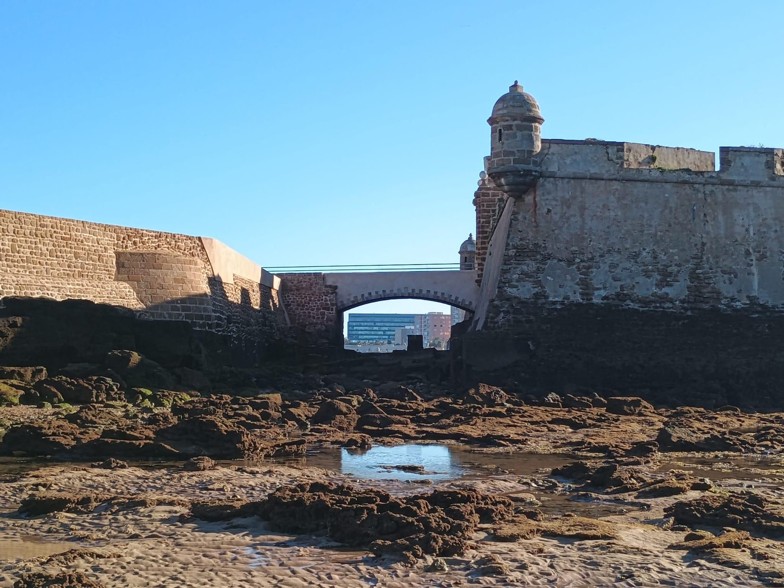 Las impresionantes imágenes de las mareas vivas en la Caleta de Cádiz