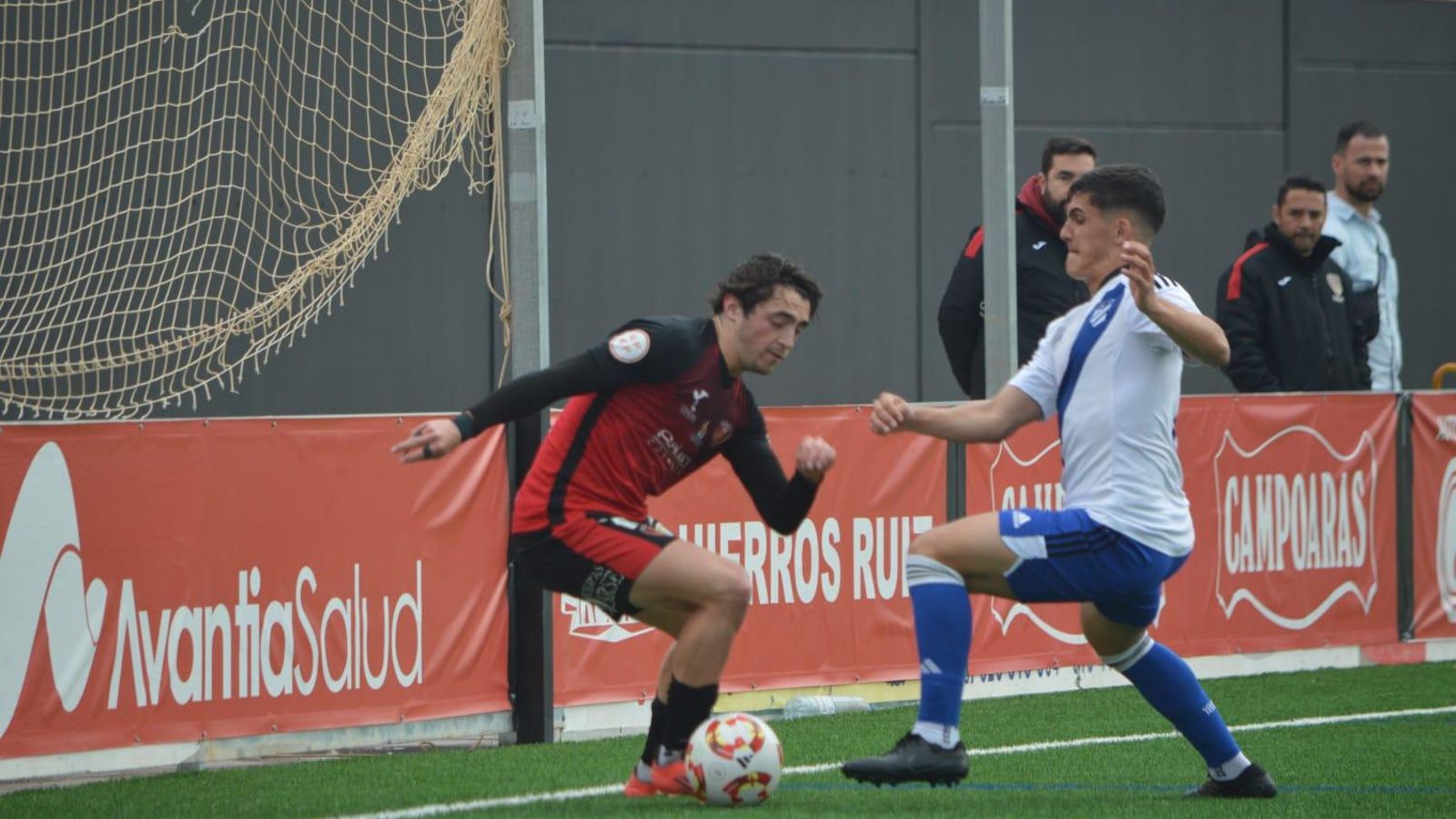 Lance del partido entre el Salerm y el Atlético Onubense.