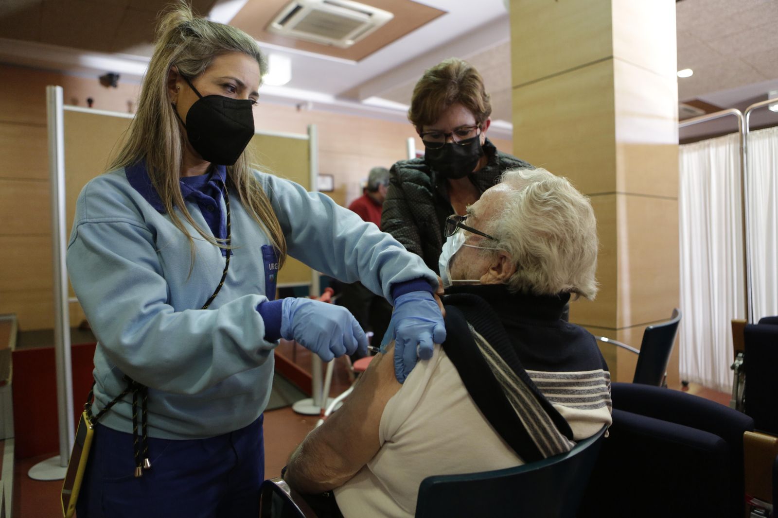 Un anciano recibe la vacuna contra la covid-19.