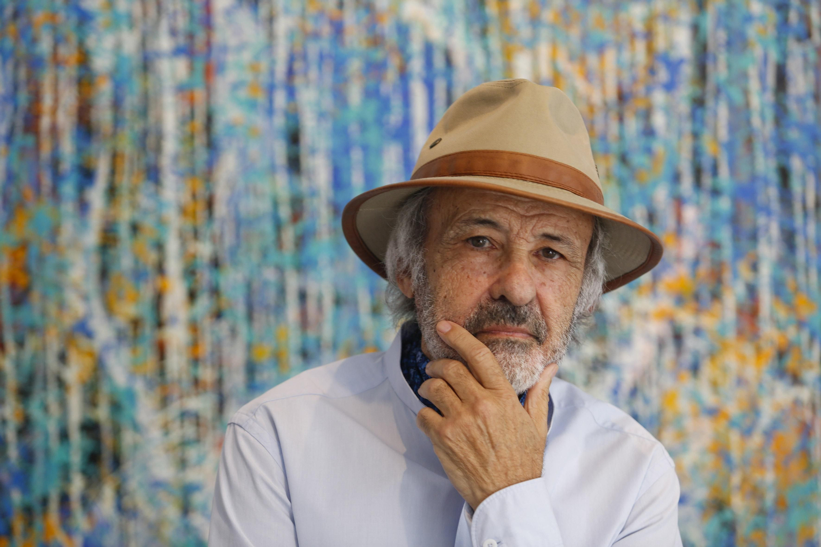 Jorge Rando posa junto a una de sus obras.