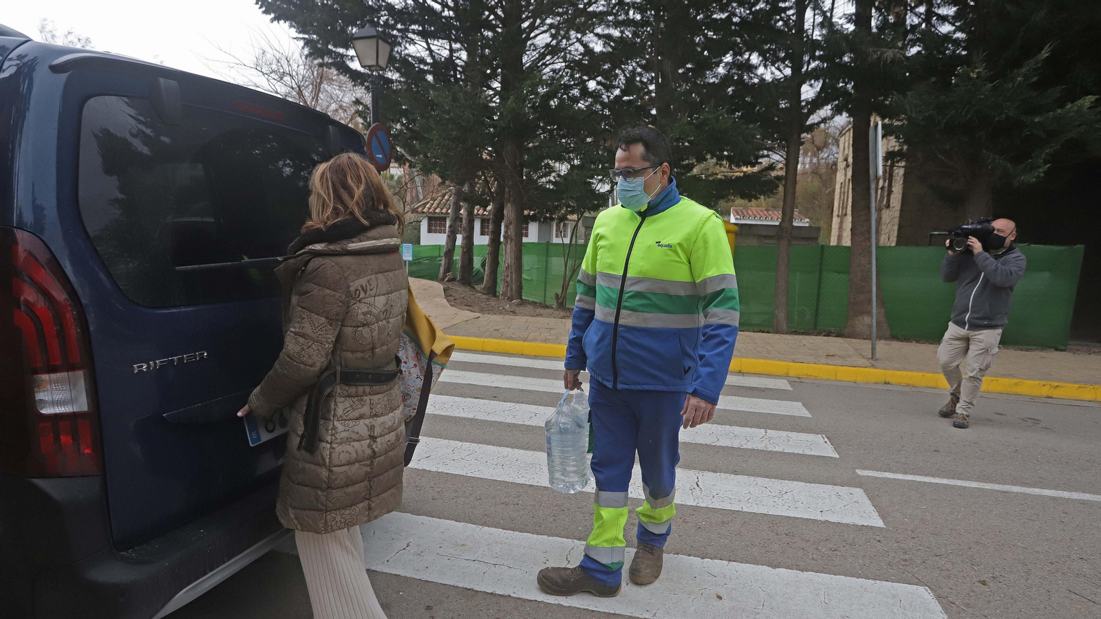 Fotos del reparto de agua de Aqualia  en La Alcaidesa