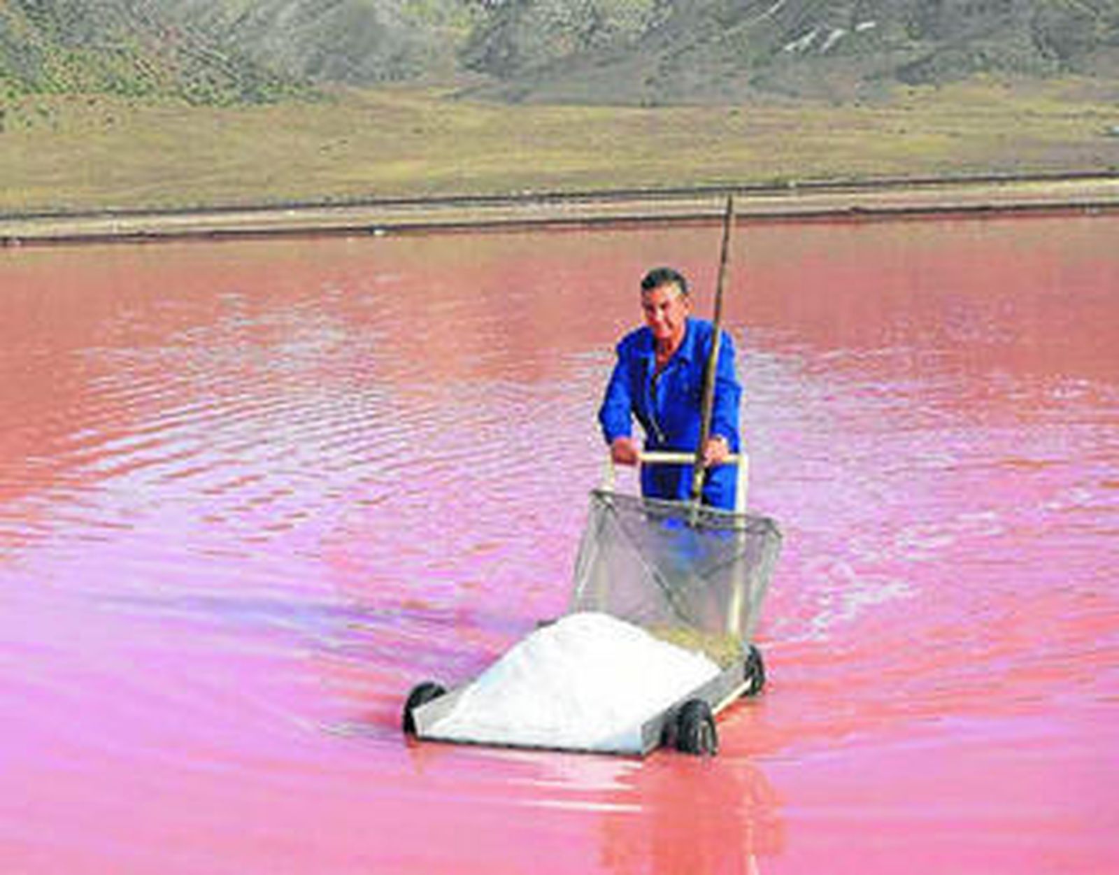 Operario recogiendo sal en las Salinas de Cabo de Gata