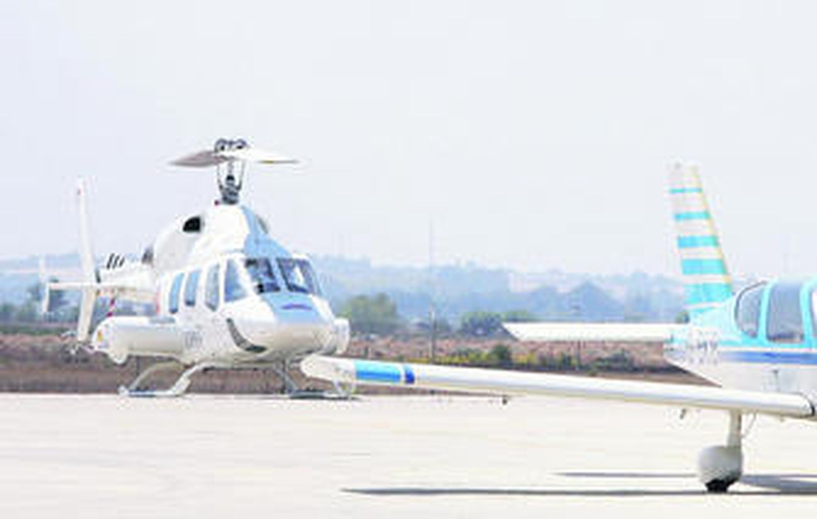 El helicóptero medicalizado del 061, estacionado ayer en el aeropuerto de Jerez.