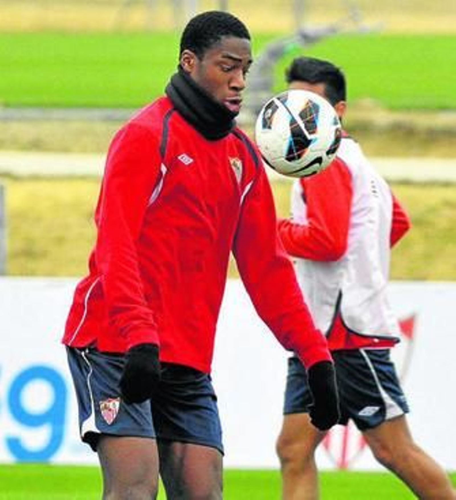 Geoffrey Kondogbia, poderoso, controla el balón en un entrenamiento.