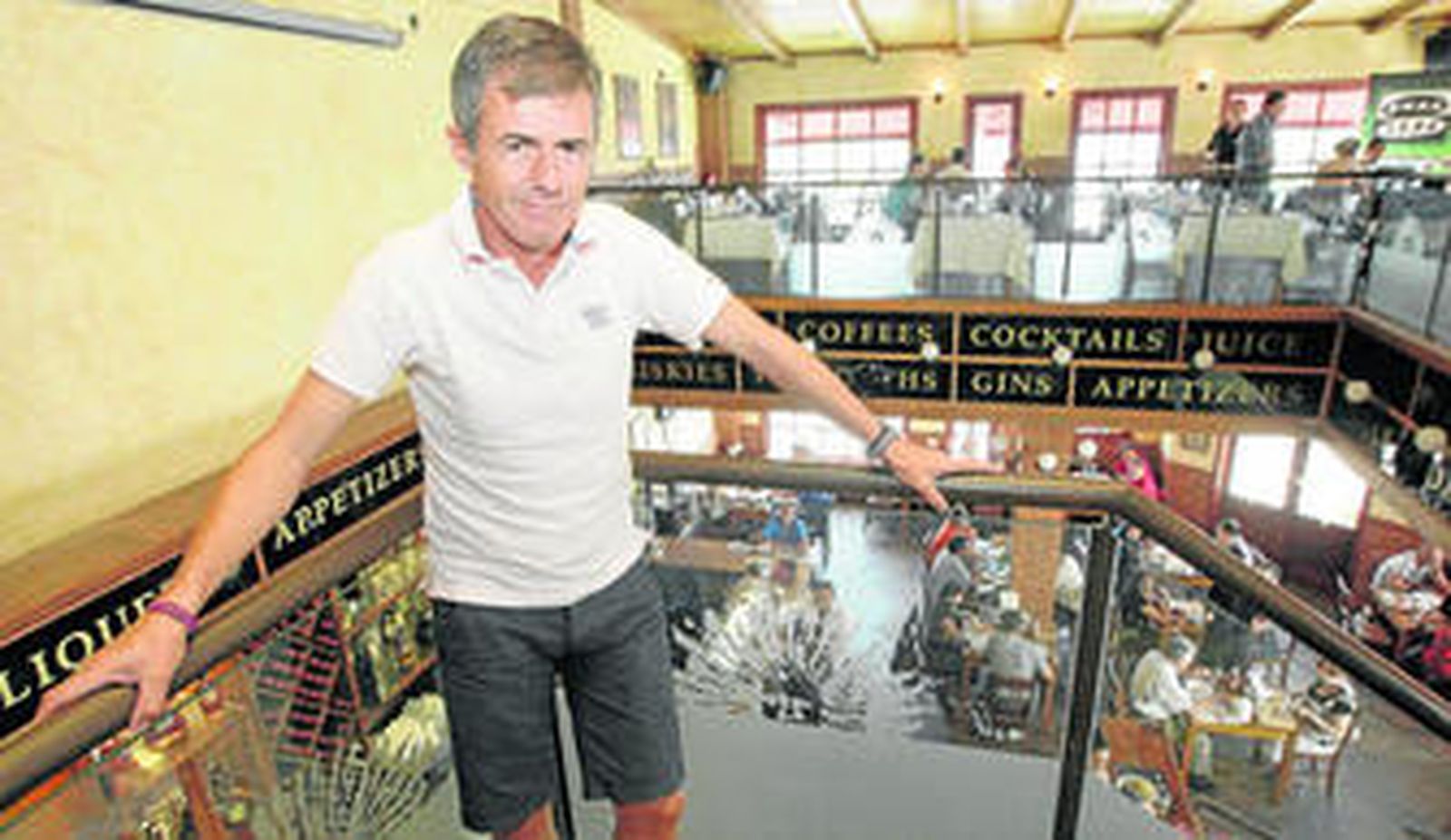 Lucas Alcaraz posa para Diario de Almería en el salón del restaurante Portocarrero, en Huércal de Almería, donde Onda Cero celebra su tertulia deportiva cada lunes.