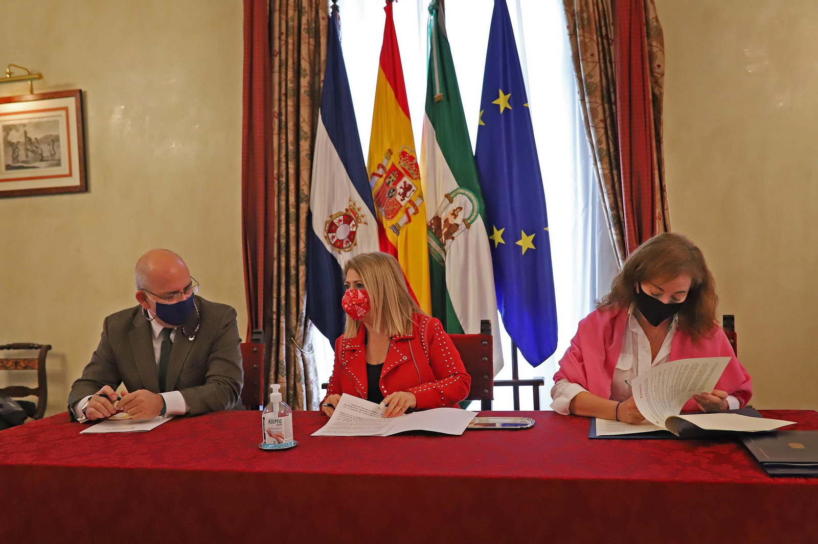 De izquierda a derecha, Javier Sánchez Rojas, Mamen Sánchez e Isabel Gallardo, durante la firma del convenio con la Cámara de Comercio.