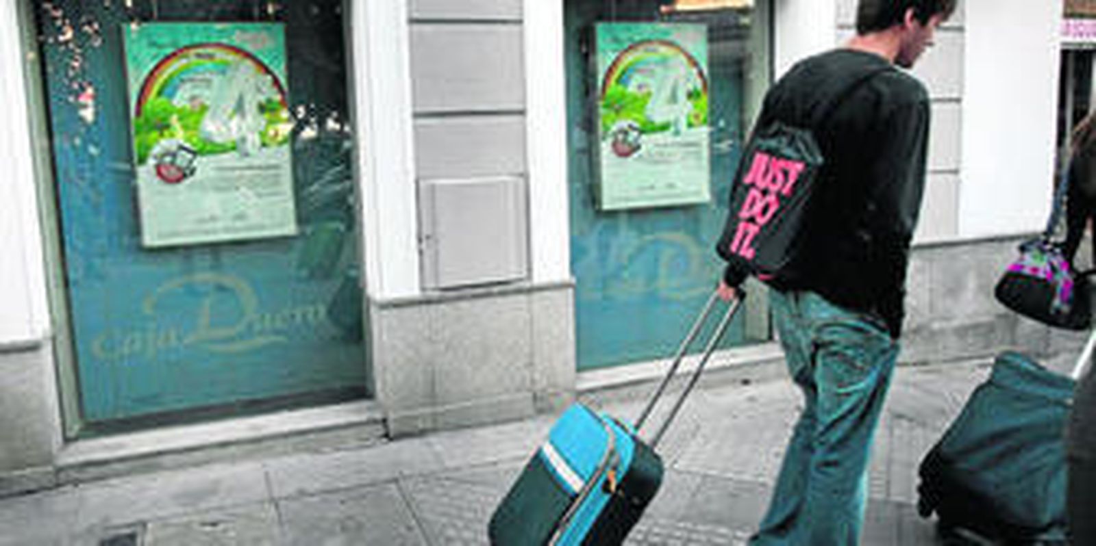 Los bancos ya no promocionan hipotecas. En la imagen, una entidad bancaria en Cádiz promocionando planes de pensión y comprometiéndose a "un futuro feliz".