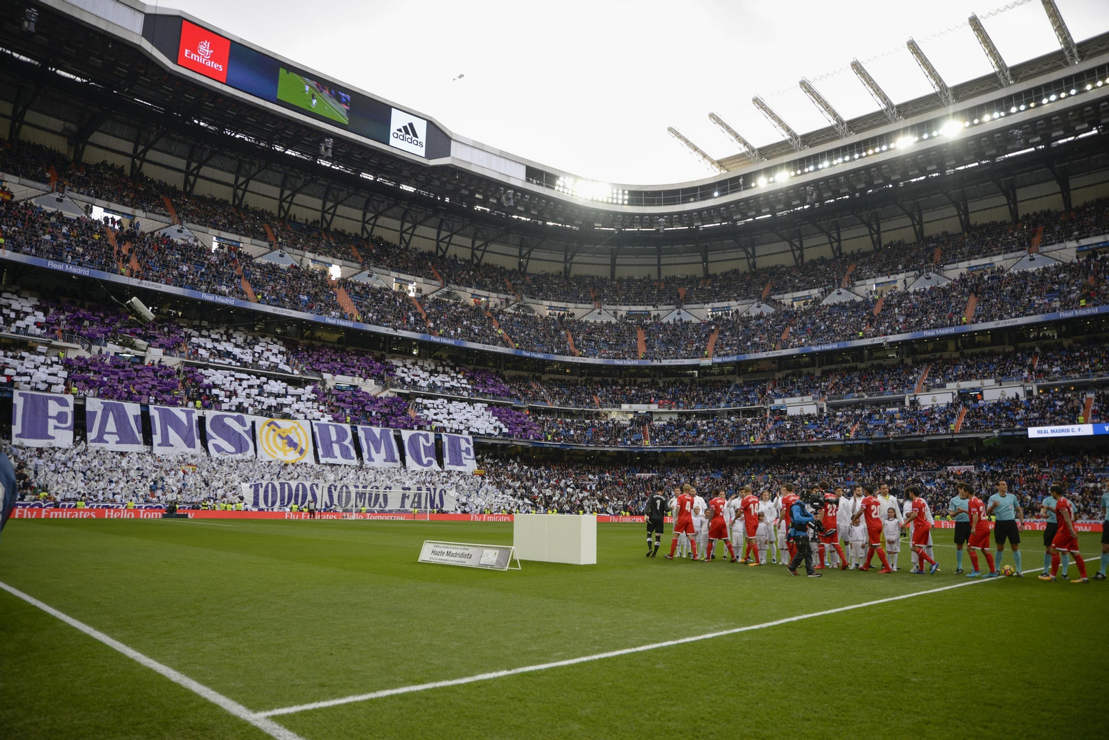 Los equipos de Sevilla y Real Madrid se saludan bajo la inmensidad del Santiago Bernabéu antes del partido del pasado sábado.