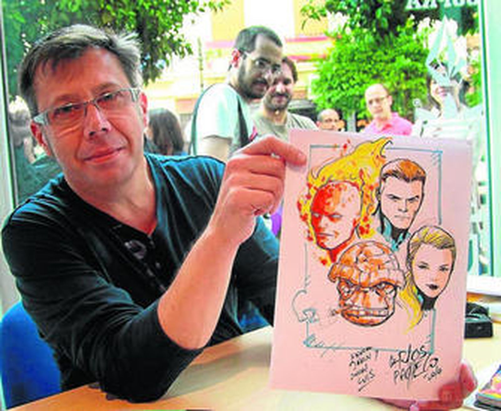 Imagen de archivo del dibujante sanroqueño Carlos Pacheco con una de sus creaciones.