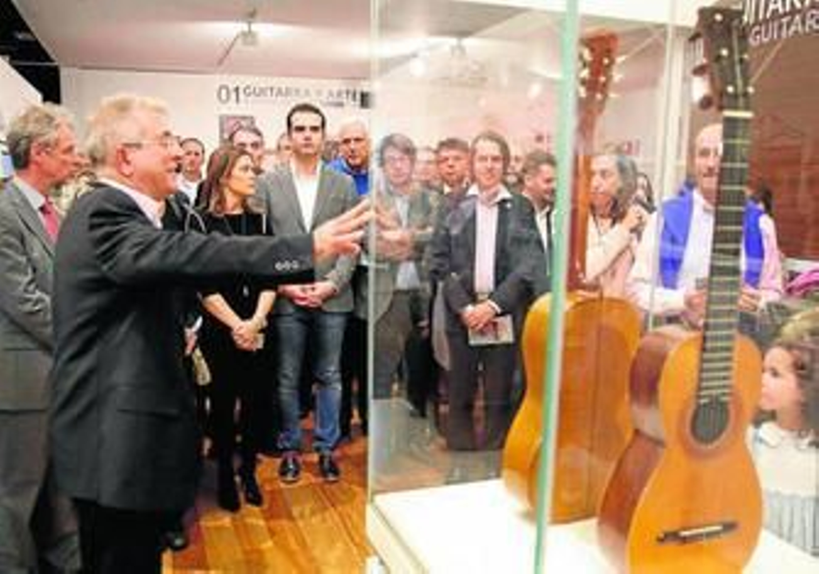 Carlos González explicando la exposición a las autoridades y personas que acudieron a la inauguración.