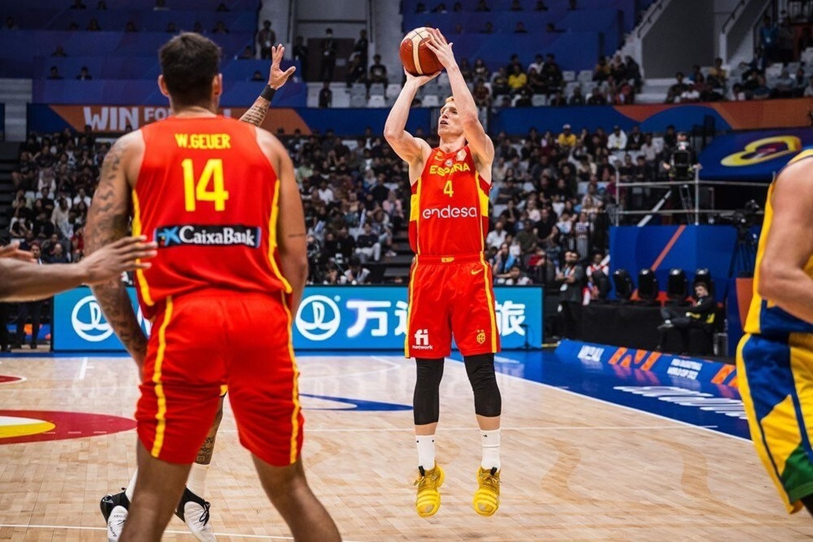 Alberto Díaz lanza un triple.